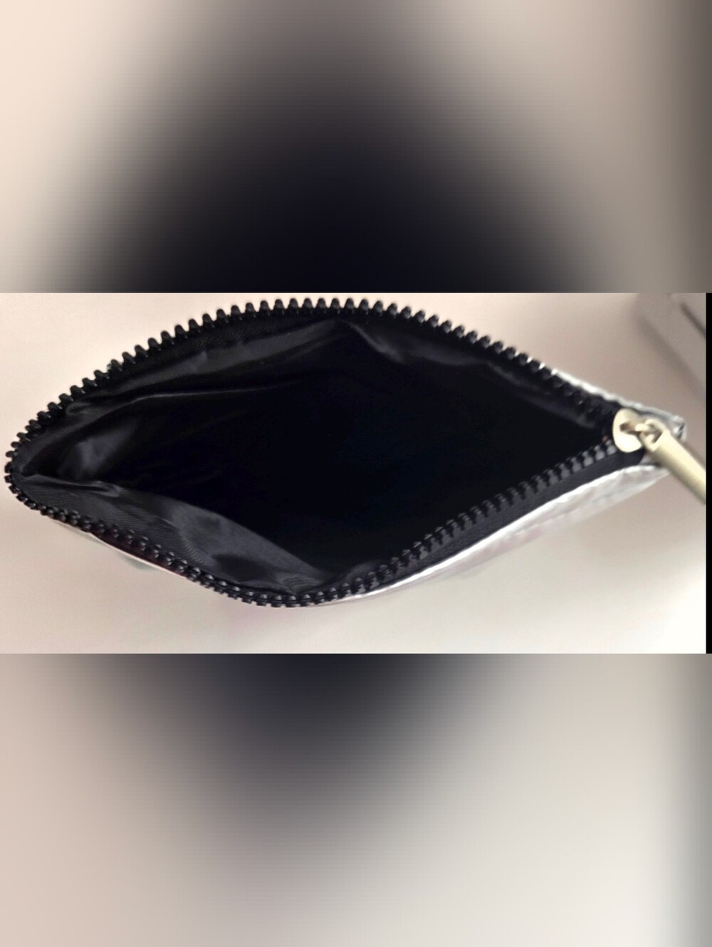 L'Oréal Silver Quilted Zippered Makeup Bag Pouch, Zipper Closure - Picture 4 of 4